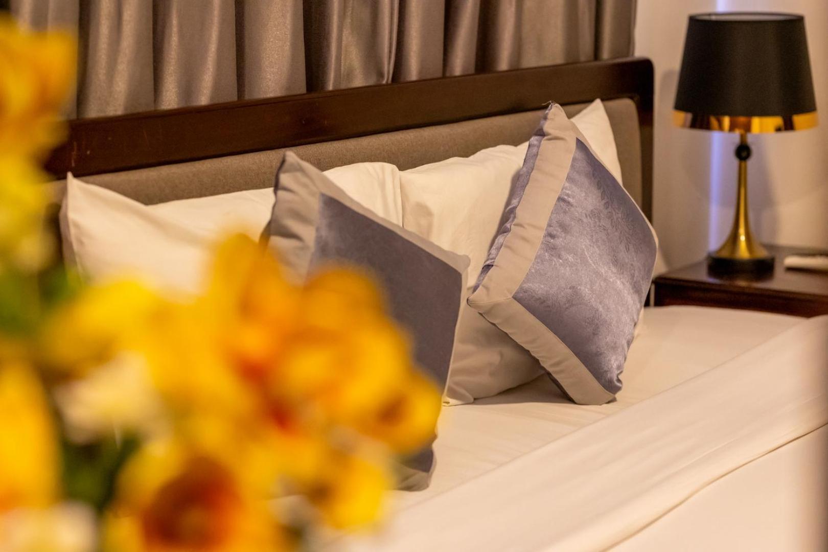 Baly Hotel Hue Exterior photo