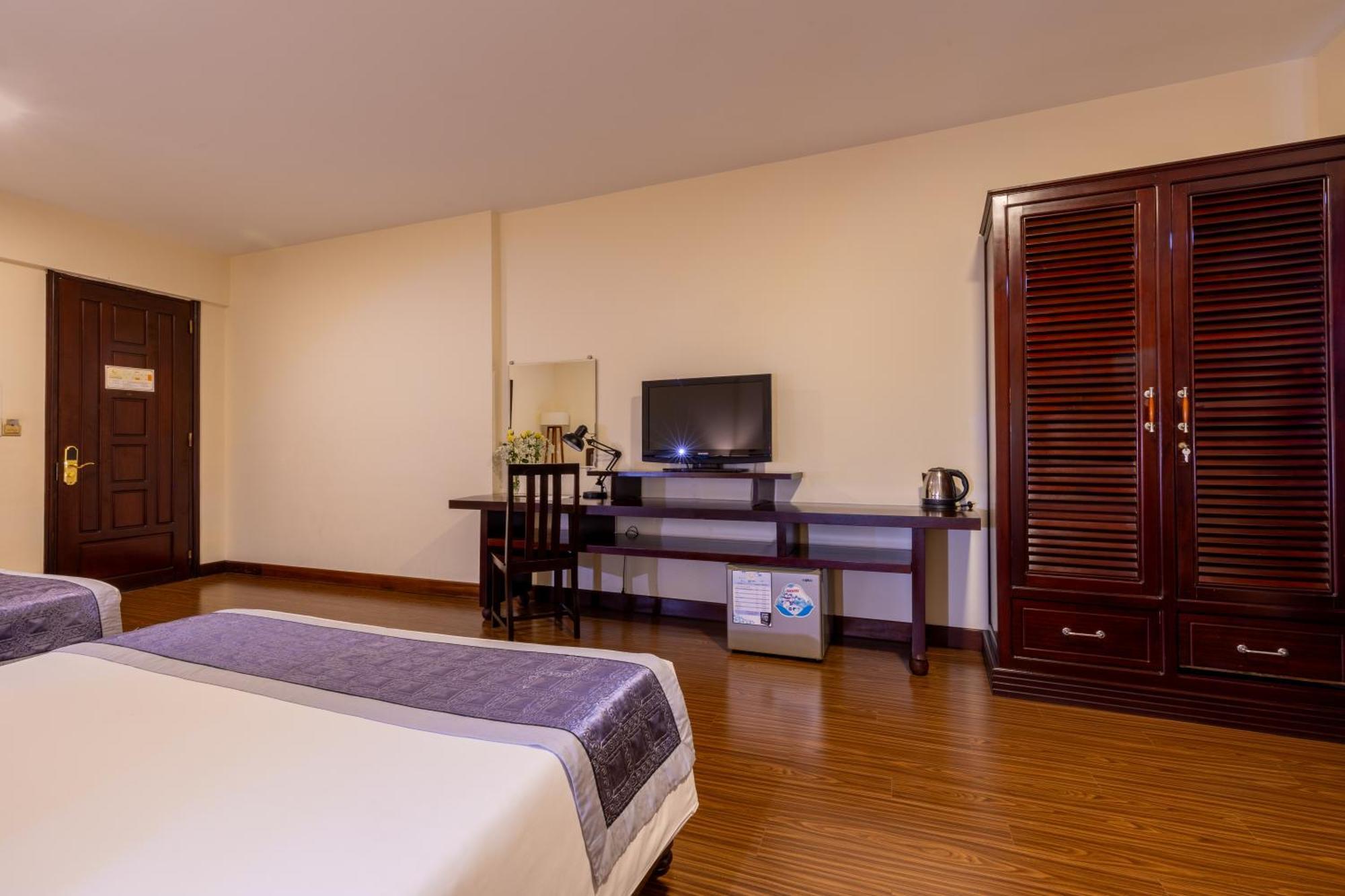 Baly Hotel Hue Exterior photo
