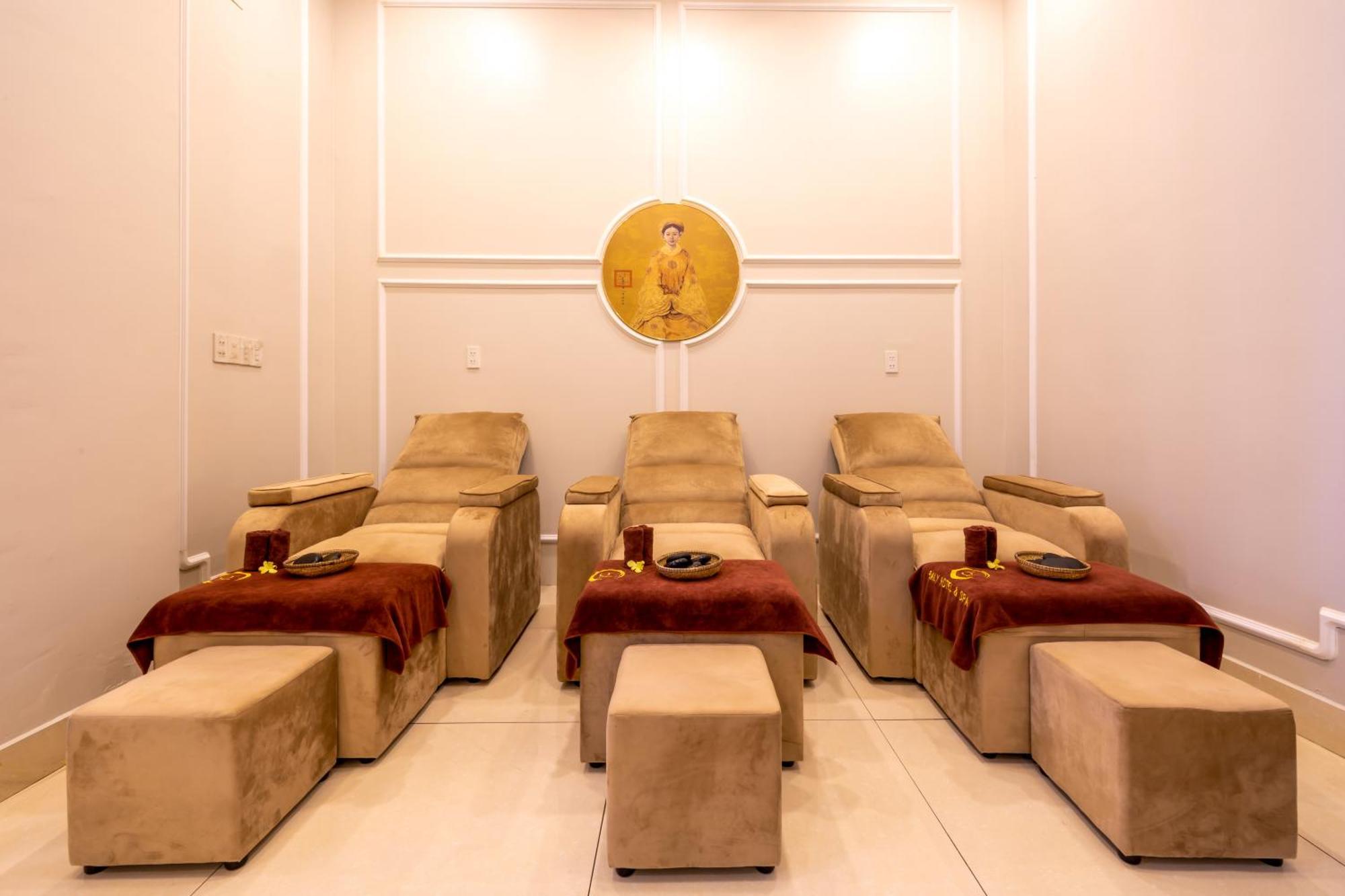 Baly Hotel Hue Exterior photo